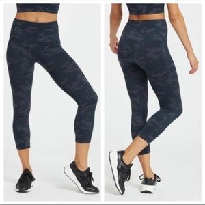 Spanx Look at Me Now Seamless Cropped Leggings Camo Blue Size Medium